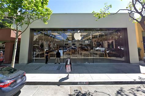 Burglars take 40+ iPhones from Berkeley Apple Store